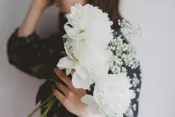 White clustered petal flower